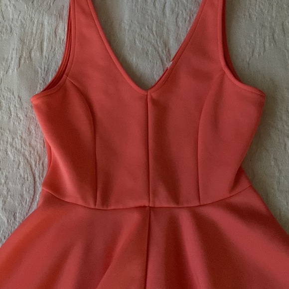 Beautiful dress in the color coral never worn. - Picture 2 of 5
